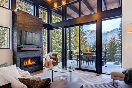 Ski In & Out 'the Mountainside House' w/ Hot Tub!