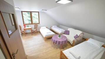 Kamar Quadruple Basic, menghadap pantai | Wi-Fi gratis dan seprai linen