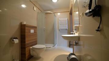 Quarto duplo clássico | Banheiro | Chuveiro, secador de cabelo, toalhas de banho, papel higiênico