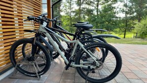 A bicycle rack with multiple bikes parked. - Komfortowy Leśny Dworek (gmina Łopuszno)