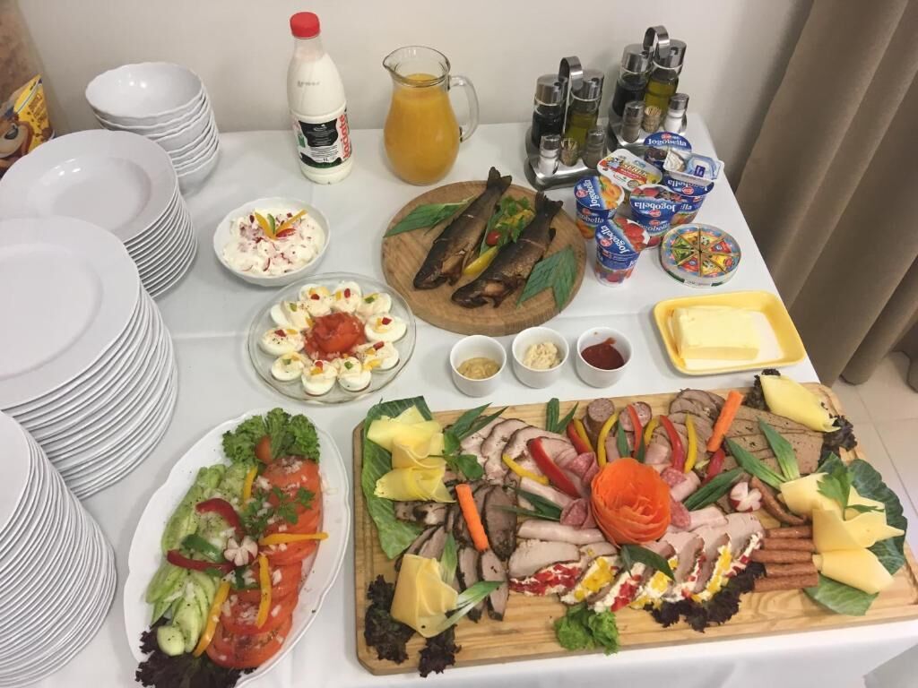 Sarapan prasmanan setiap hari (PLN 60 per orang)