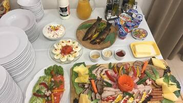 Sarapan prasmanan setiap hari (PLN 60 per orang)