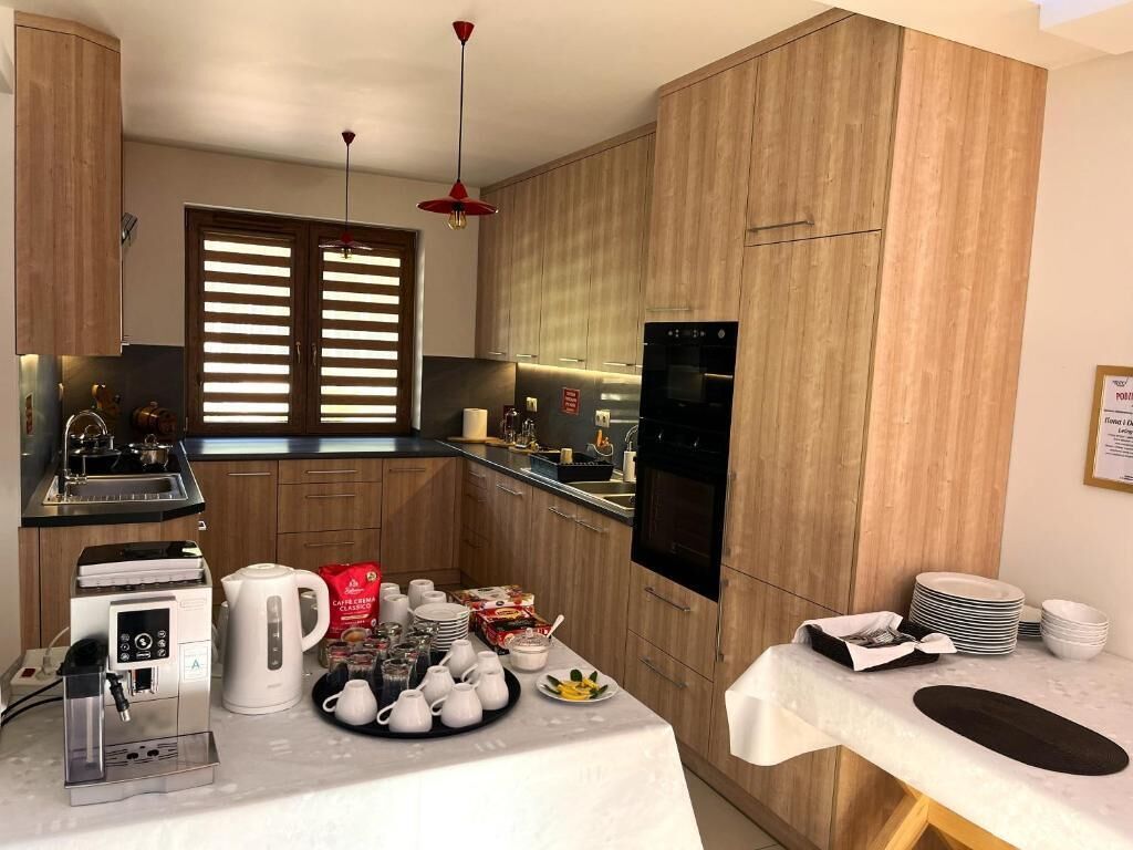 ثلاجة/مجمد بحجم كبير، غسالة أطباق، مستلزمات طهي/أطباق/أوعية، مائدة طعام