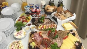 A buffet table with various food items, including meats, salads, and bread. - Komfortowy Leśny Dworek (gmina Łopuszno)