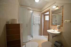 Twin Room, Private Bathroom | Bathroom | Shower, hair dryer, towels, toilet paper - Komfortowy Leśny Dworek (Snochowice)