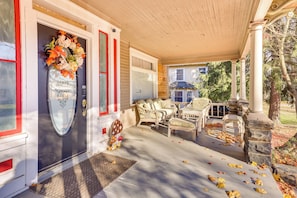 House (2 Bedrooms) | Interior - < 1 Mi to Youngstown State: Historic Home w/ Porch (Youngstown)