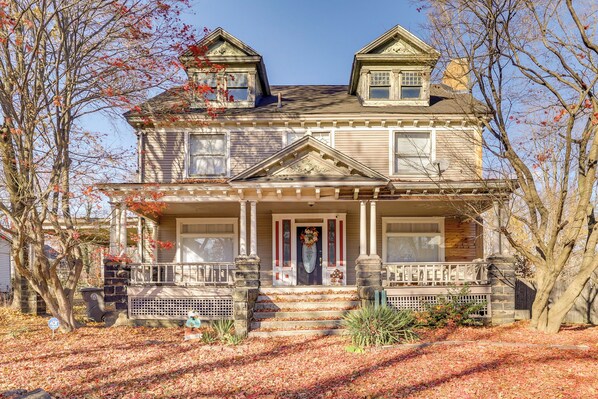 House (2 Bedrooms) | Interior - < 1 Mi to Youngstown State: Historic Home w/ Porch (Youngstown)