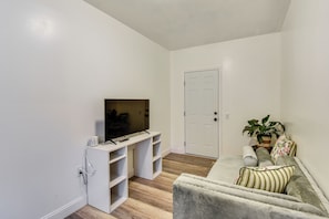 Apartment (1 Bedroom) | Interior - Hike & Sip in North Georgia: Apartment w/ Deck (Alto)