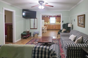 Apartment (3 Bedrooms) | Interior - Walk to Nauvoo Temple: Remodeled Family Apartment (Nauvoo)