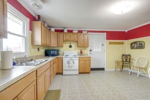 Apartment (3 Bedrooms) | Interior - Walk to Nauvoo Temple: Remodeled Family Apartment (Nauvoo)