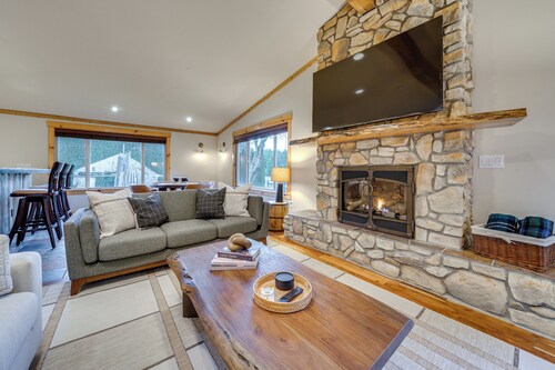 Fire Pit, Chic Deck! Family-friendly Puyallup Home