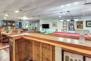 Apartment (3 Bedrooms) | Interior - 4 Mi to Mauch Chunk Lake: Spacious Apt w/ Bar! (Summit Hill)