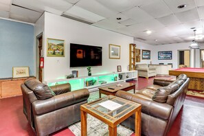 Apartment (3 Bedrooms) | Interior - 4 Mi to Mauch Chunk Lake: Spacious Apt w/ Bar! (Summit Hill)