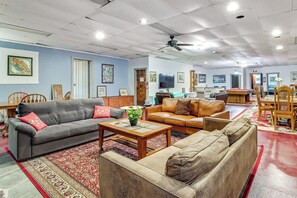 Apartment (3 Bedrooms) | Interior - 4 Mi to Mauch Chunk Lake: Spacious Apt w/ Bar! (Summit Hill)