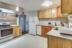 Apartment (3 Bedrooms) | Interior - 4 Mi to Mauch Chunk Lake: Spacious Apt w/ Bar! (Summit Hill)