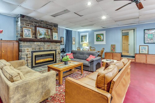 4 Mi to Mauch Chunk Lake: Spacious Apt w/ Bar!