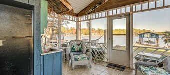 Boat Dock & Fire Pit: Waterfront Bath Getaway!