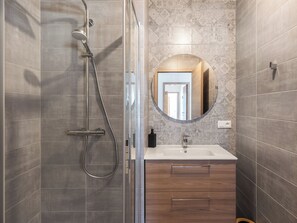 Shower, hair dryer, soap, toilet paper - Thélème A201 by Avecoeur (Châtel)