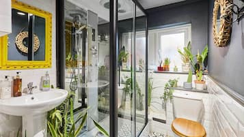 Shower, towels, shampoo