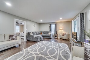 House (4 Bedrooms) | Interior - Mtn Views! Peaceful Rural Retreat in Mapleton (Mapleton Depot)