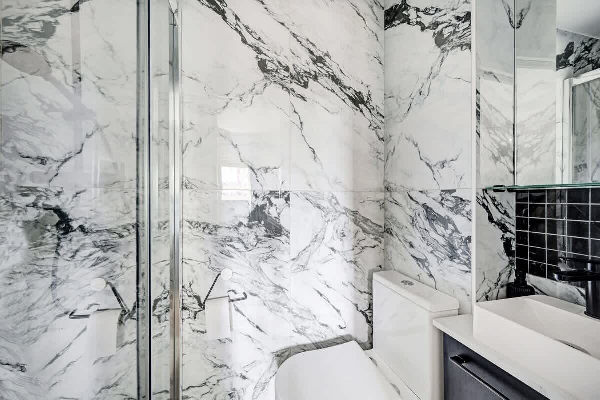 Ducha, secador de pelo, toallas