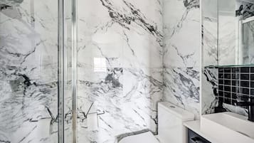 Ducha, secador de pelo, toallas