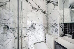 Een douche, een haardroger, handdoeken