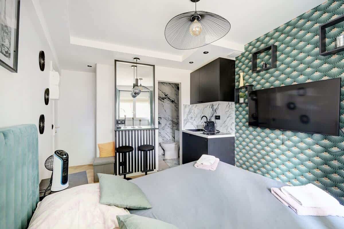 Een strijkplank/strijkijzer, wifi, beddengoed