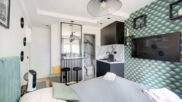 Een strijkplank/strijkijzer, wifi, beddengoed