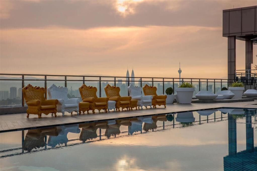 Una piscina al aire libre