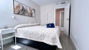 Een strijkplank/strijkijzer, wifi, beddengoed