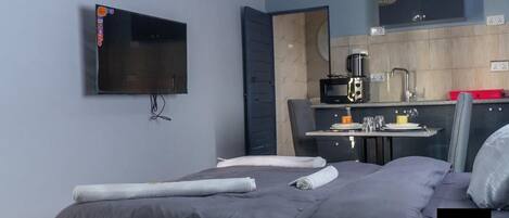 Espacio para trabajar con laptop y tabla de planchar con plancha