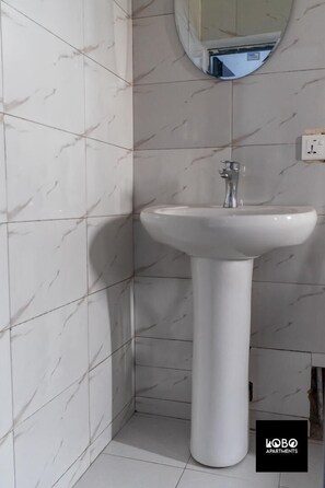 สตูดิโอ, วิวเมือง | ห้องน้ำ | ฝักบัว, ผ้าเช็ดตัว, กระดาษชำระ