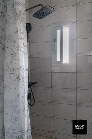 Στούντιο, Θέα στην Πόλη | Μπάνιο | Ντουζιέρα, πετσέτες, Χαρτί υγείας