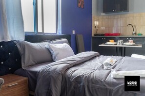 مساحة عمل للكمبيوتر المحمول ومكواة/لوح كي وواي فاي مجانًا