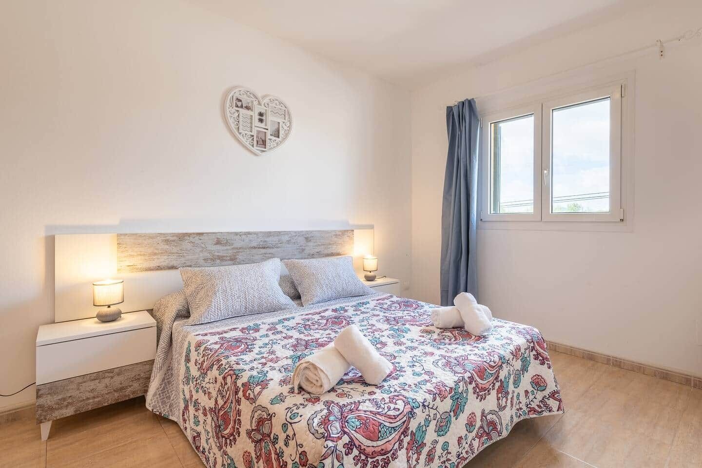 Tabla de planchar con plancha, wifi, ropa de cama