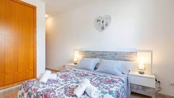 Een strijkplank/strijkijzer, wifi, beddengoed