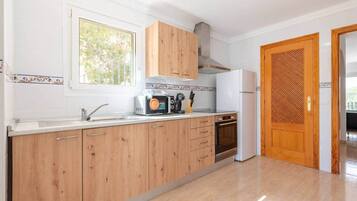 Een koelkast, een magnetron, een oven, een kookplaat