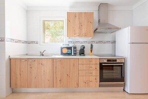 Fridge, microwave, oven, stovetop - To complete (Cala Ferrera)