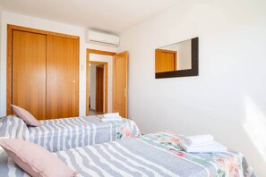 Silitysrauta/-lauta, Wi-Fi, vuodevaatteet