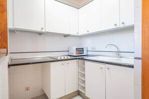 Kühlschrank, Mikrowelle, Toaster, Kochgeschirr/Geschirr/Besteck