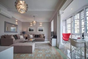 Smart TV - Barcelona Classic – Elegant City-Center Apartment in Eixample (Barcelona)