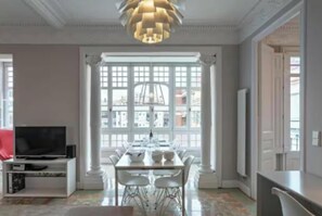 Dining - Barcelona Classic – Elegant City-Center Apartment in Eixample (Barcelona)