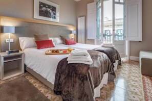 4 bedrooms, desk, iron/ironing board, free WiFi - Barcelona Classic – Elegant City-Center Apartment in Eixample (Barcelona)