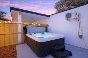 Outdoor spa tub - Close to Wynwood, Midtown, Downtown & Beaches (Miami)