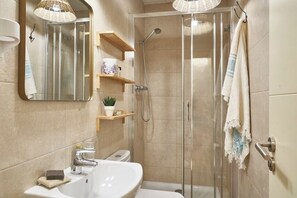 Shower, hair dryer, towels, soap - Amazing 3 bedroom+2bathroom minutes from Pl España (Barcelona)