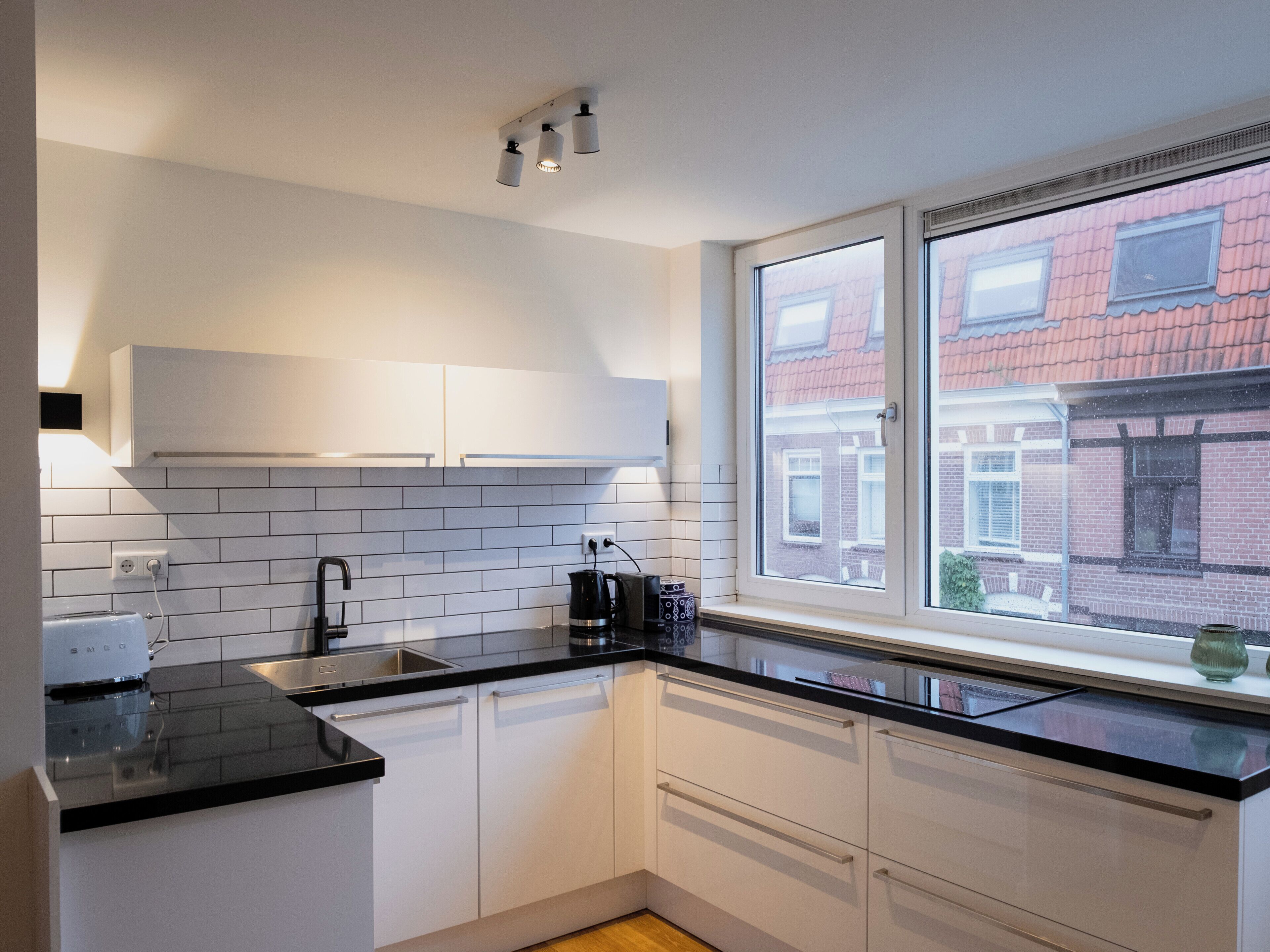 Een koelkast, een magnetron, een oven, een kookplaat