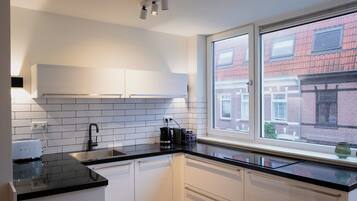 Een koelkast, een magnetron, een oven, een kookplaat