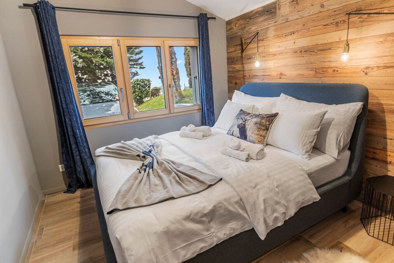 Escritorio, tabla de planchar con plancha, cuna de viaje y wifi 