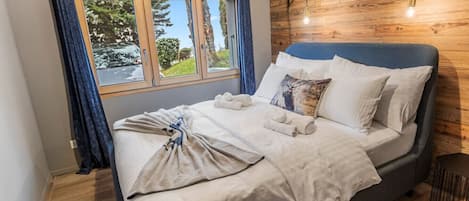 Escritorio, tabla de planchar con plancha, cuna de viaje y wifi